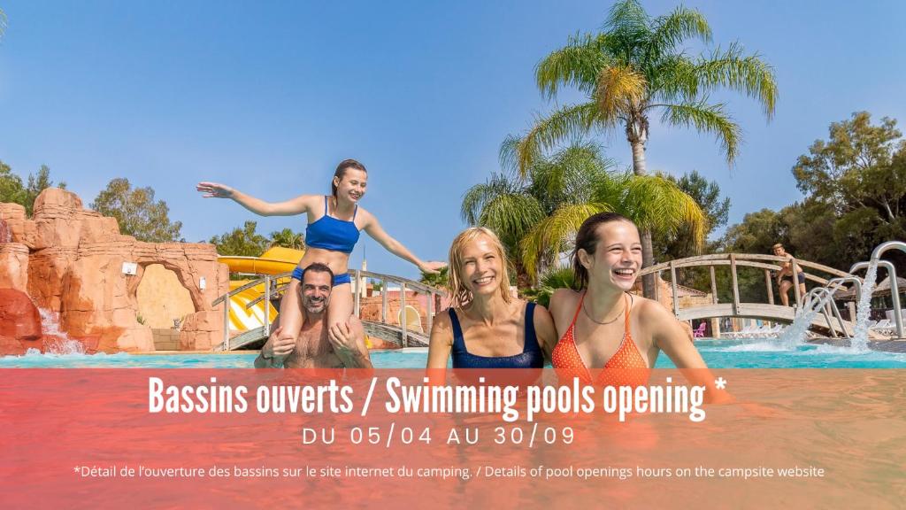 une publicité pour une piscine dans un complexe dans l&#39;établissement Camping Les Palmiers, à Hyères