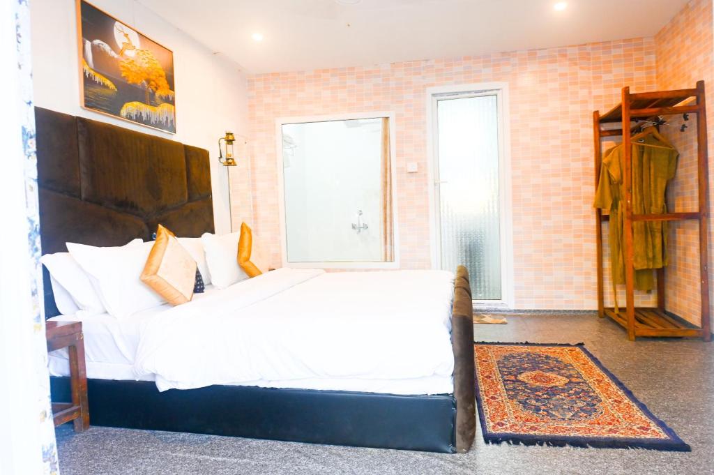 sypialnia z dużym łóżkiem i oknem w obiekcie SUNBATH beach EXOTICA w mieście Canacona