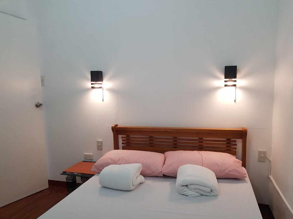 sypialnia z łóżkiem z 2 poduszkami w obiekcie 2-storey house san pedro laguna belinda condotel 3 w mieście San Pedro