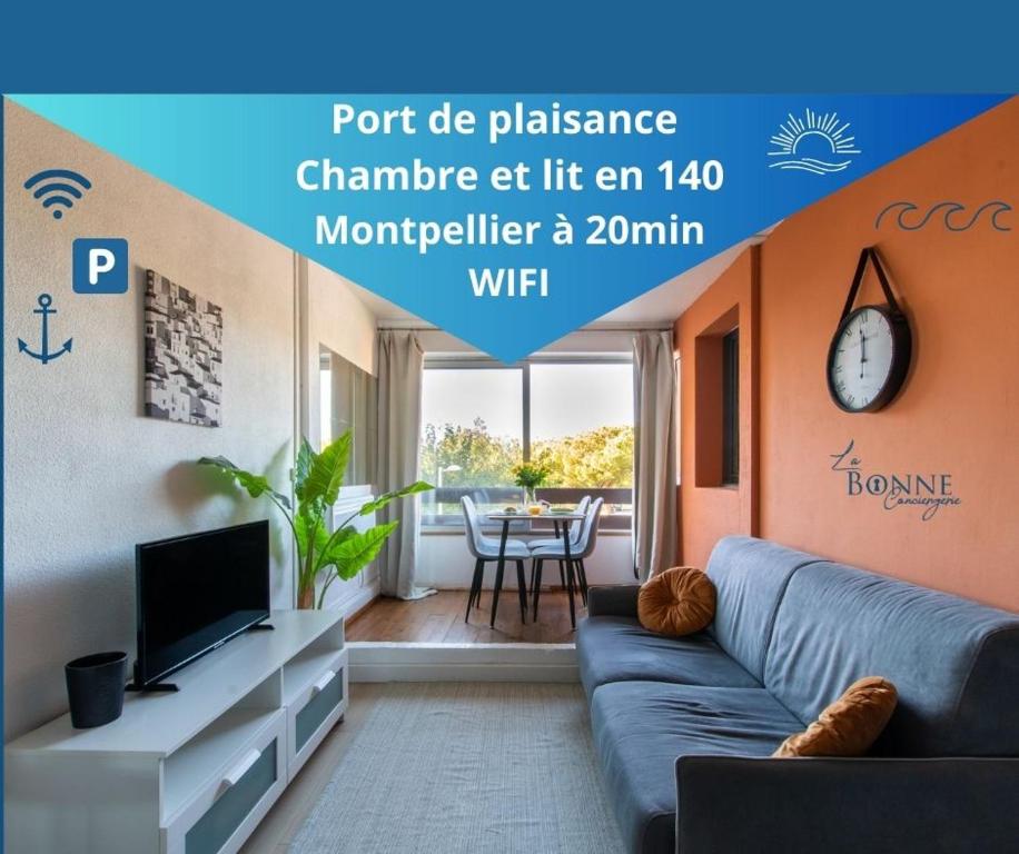 sala de estar con sofá azul y TV en L'étang de l'or *Joli T2 * Plage à 10 min * Proche Montpellier en Carnon-Plage