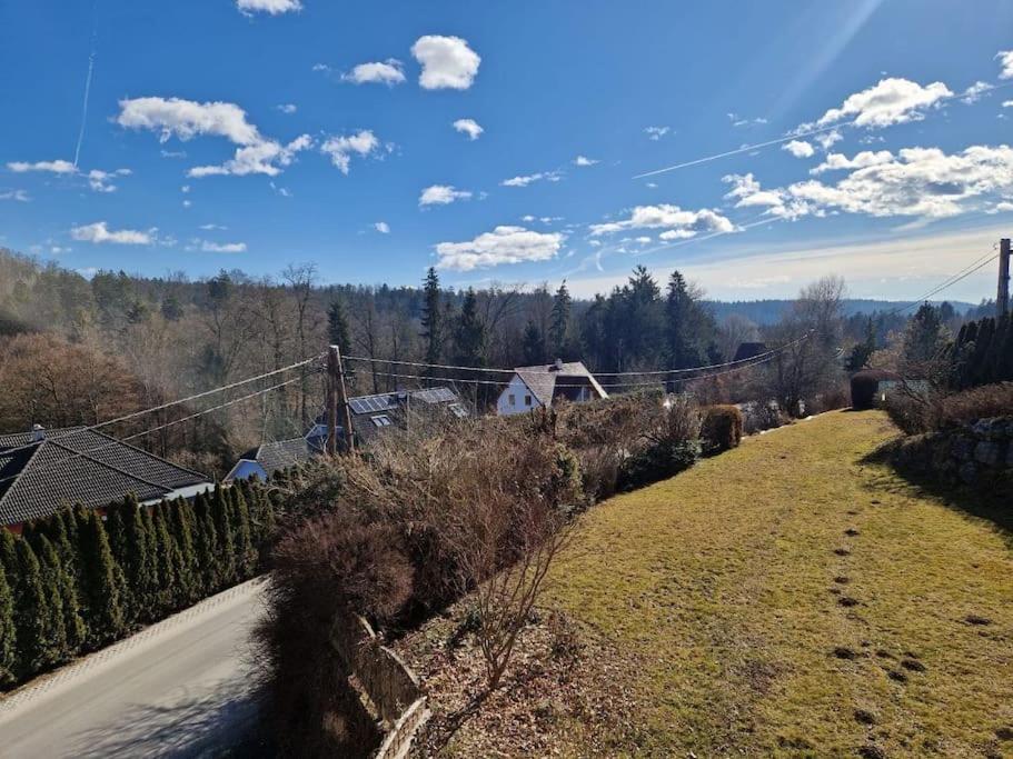 una carretera en un campo con una valla y árboles en Apartment am Stadtrand zu Graz, en Graz