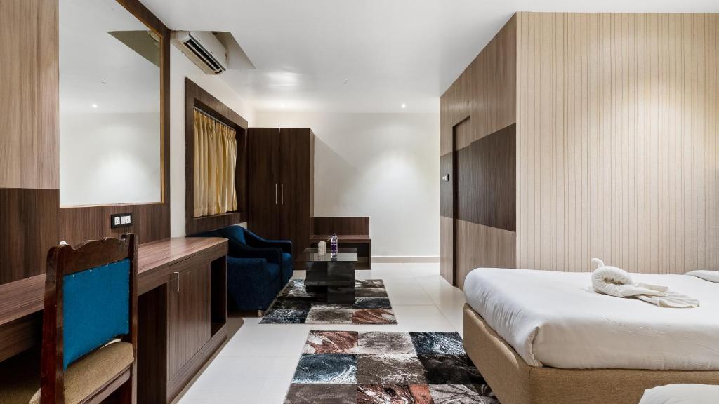 Postel nebo postele na pokoji v ubytování Niranjana Hotel Bodhgaya