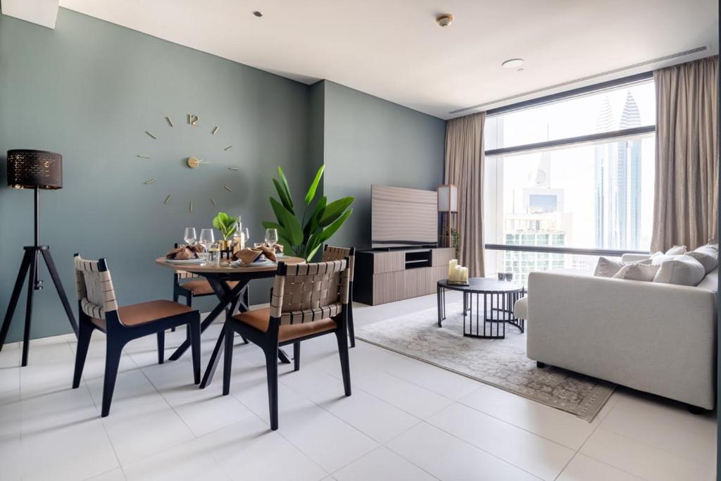 ein Wohnzimmer mit einem Tisch und einem Sofa in der Unterkunft Frank Porter - Index Tower in Dubai
