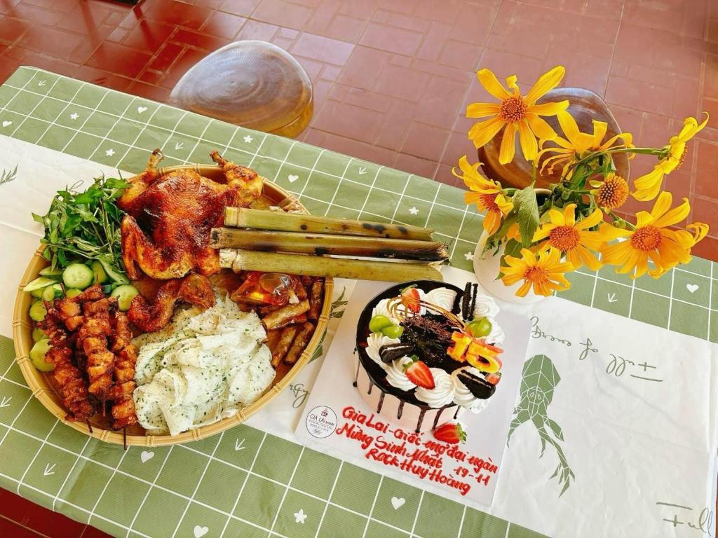 ein Teller mit Lebensmitteln auf einem Tisch mit einem Teller Lebensmittel in der Unterkunft Ken House 1993 in Plei Kêp