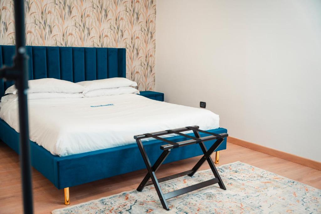 1 dormitorio con 1 cama con marco azul en SambaSS Boutique Apartment, en Capua