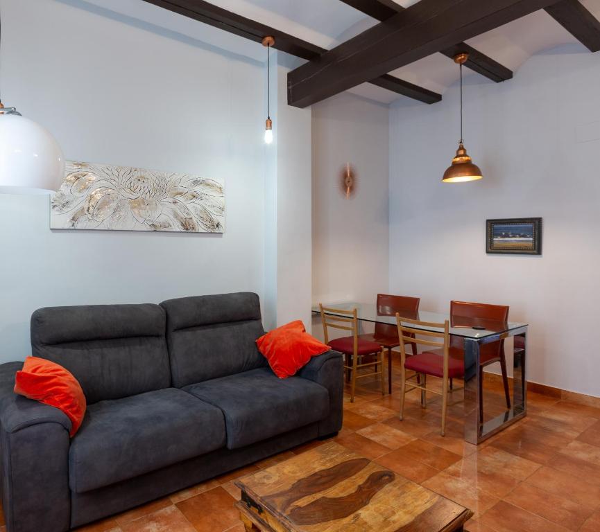Cozy apartment near the center, Torres de Serrano في فالنسيا: غرفة معيشة مع أريكة وطاولة