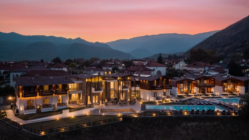 eine Luftansicht eines Hauses mit Bergen im Hintergrund in der Unterkunft Irene's Resort in Kato Loutraki