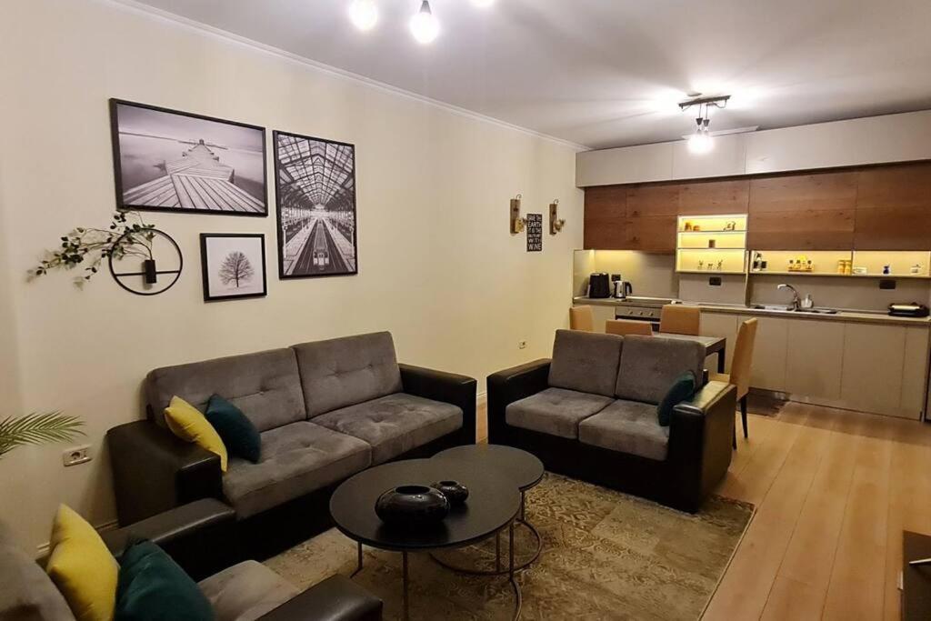 Lucy 21-Square Apartment
