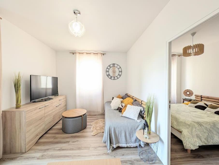 une chambre avec un lit et une télévision à écran plat dans l'établissement Plage et commerces de Pornichet - Appt 3 personnes, à Pornichet