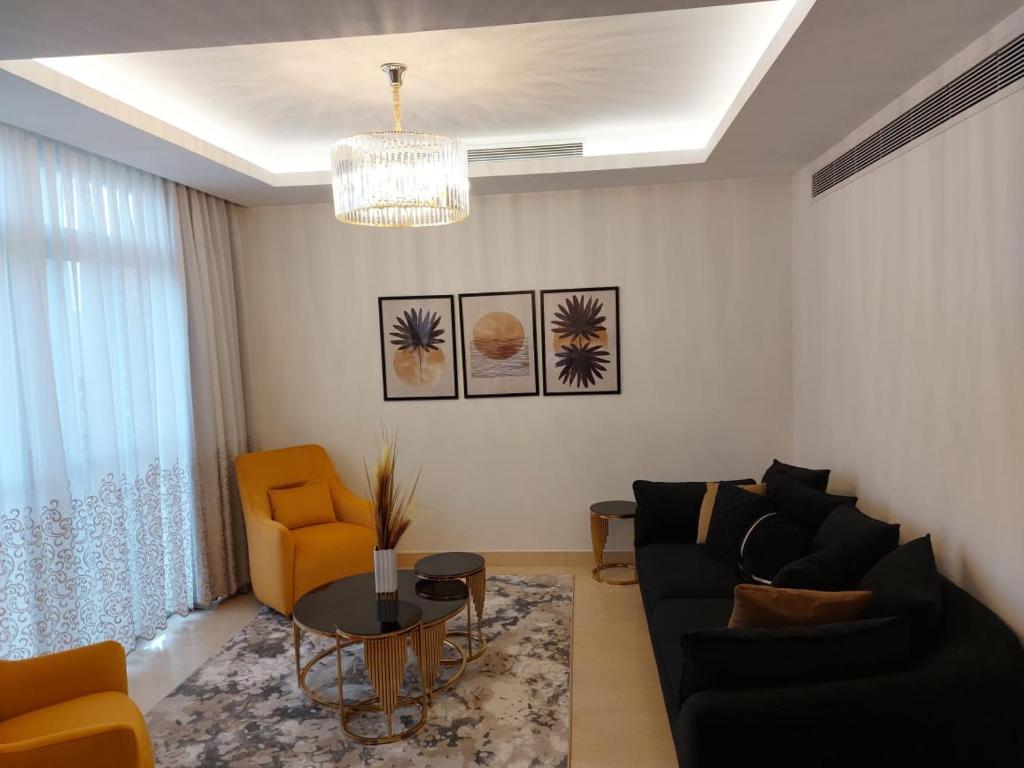 - un salon avec un canapé et une table dans l'établissement CFC, Luxurious 4BR Apartment, Remarkable value unbeatable Location, au Caire