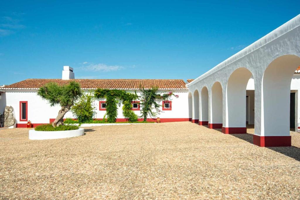 雷東多的住宿－Monte da Pedra Torta，白色的建筑,有红色的屋顶和庭院