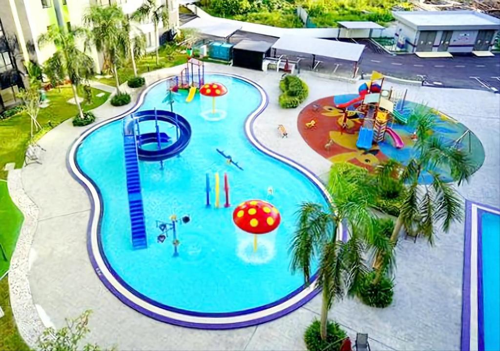 una vista aérea de una piscina con un parque acuático en Waterpark Ipoh Manhattan 3BR 8pax Condo Vacation Home by City Home Empire, en Ipoh