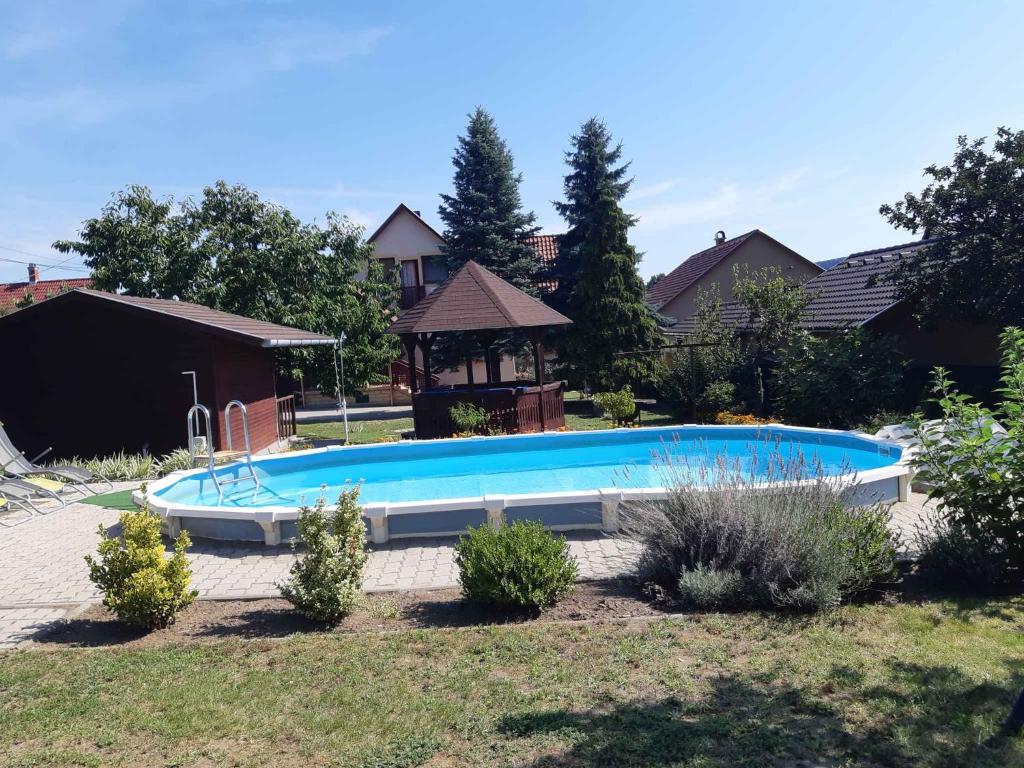 Bazén v ubytovaní Holiday home in Badacsonytomaj 20247 alebo v jeho blízkosti