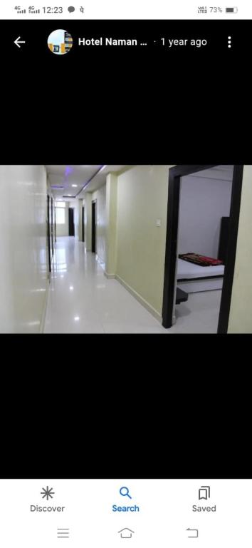 una foto di un corridoio con una camera d'albergo di Hotel Naman Residency - Best Hotel In Ashoknagar a Ashoknagar