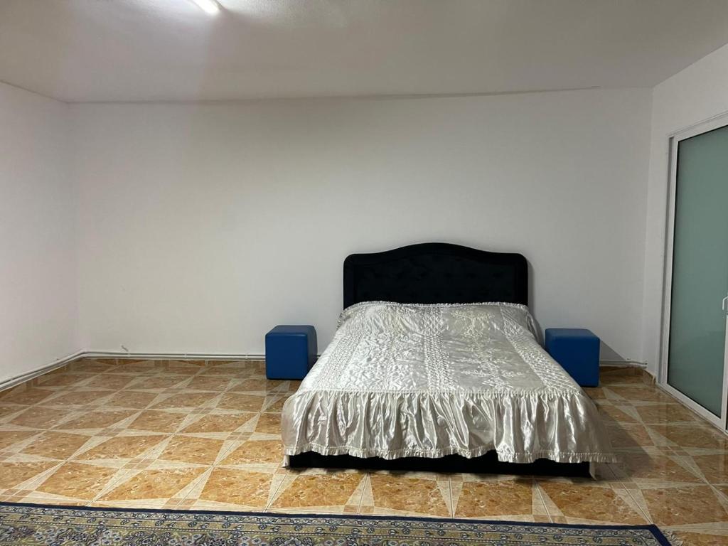 コンスタンツァにあるVila Lumiのタイルフロアのベッドルーム1室(ベッド1台付)