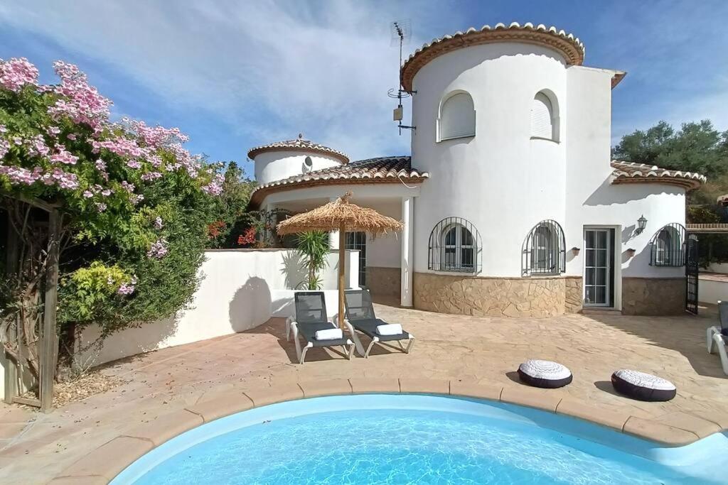 une villa avec une piscine en face d'une maison dans l'établissement Villa Dos Torres - Perfect Family Vacation, à Malaga