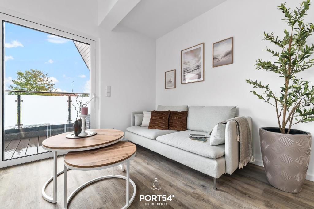 a living room with a couch and a table at Ferienwohnung Inselfeeling Fehmarn in Fehmarn