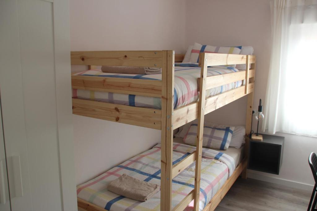 Cómodo piso en el Pirineo Aragonés emeletes ágyai egy szobában