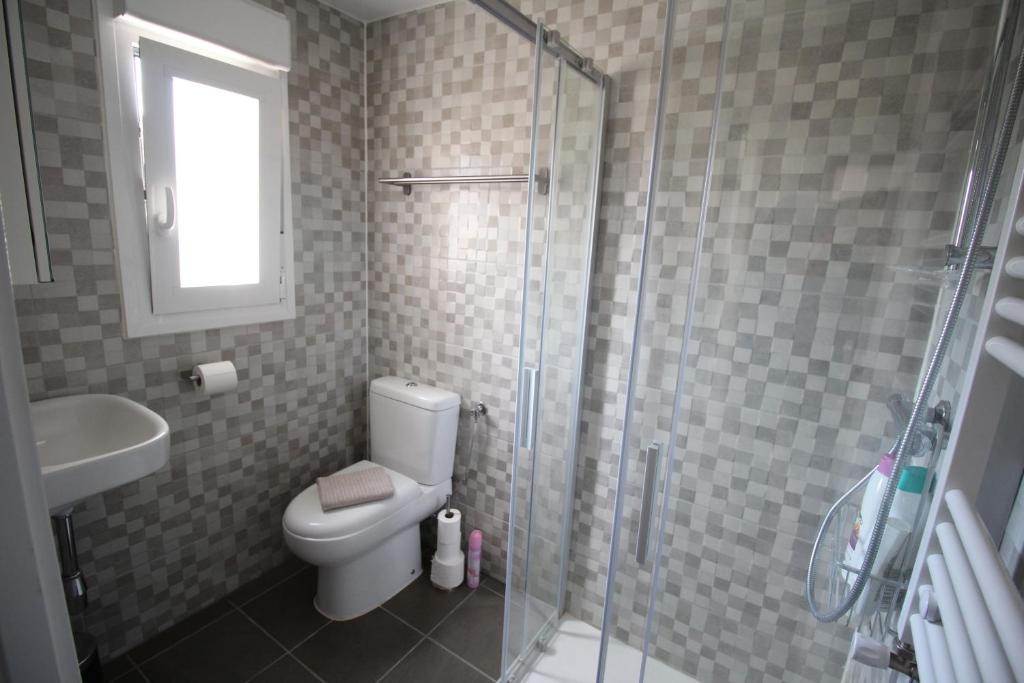 A bathroom at Cómodo piso en el Pirineo Aragonés