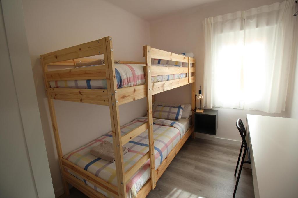 Cómodo piso en el Pirineo Aragonés emeletes ágyai egy szobában