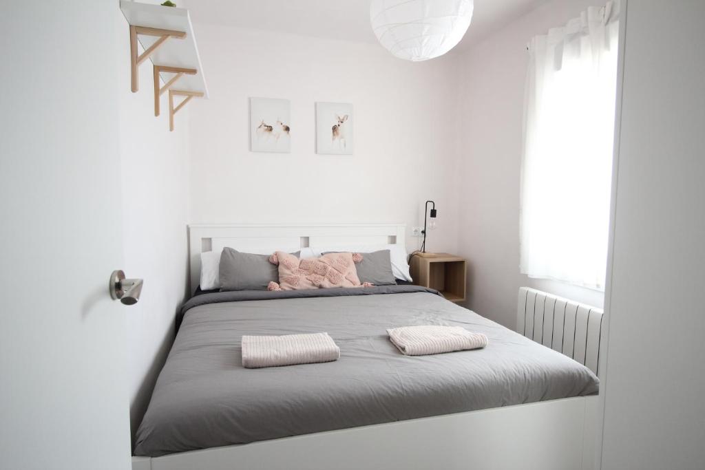 A bed or beds in a room at Cómodo piso en el Pirineo Aragonés