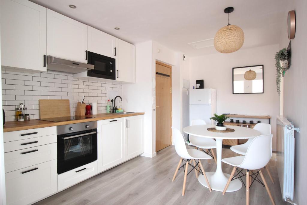 A kitchen or kitchenette at Cómodo piso en el Pirineo Aragonés