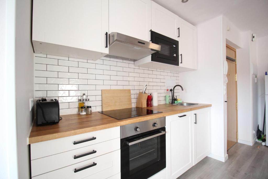 A kitchen or kitchenette at Cómodo piso en el Pirineo Aragonés