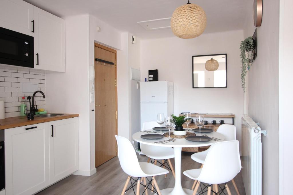 A kitchen or kitchenette at Cómodo piso en el Pirineo Aragonés