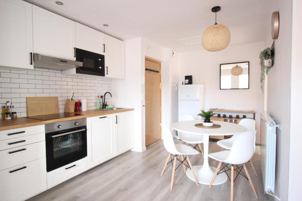 A kitchen or kitchenette at Cómodo piso en el Pirineo Aragonés