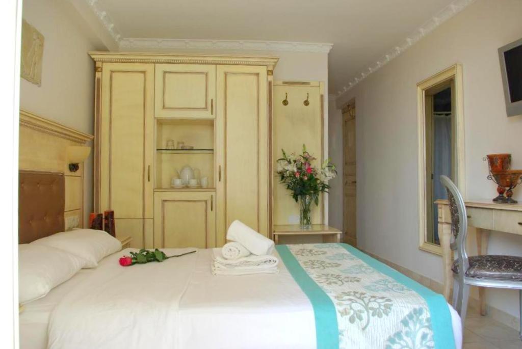 Postel nebo postele na pokoji v ubytování Parthenon Art Hotel