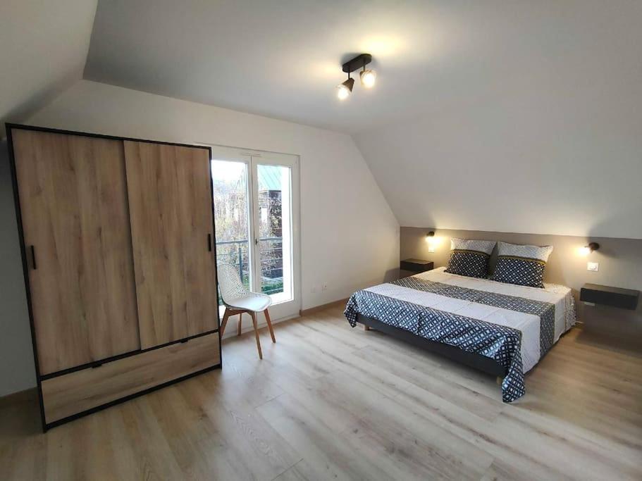 a bedroom with a bed and a large sliding door at Maison individuelle, 10 minutes de Colmar 4 chambres - 8 personnes - 2 sdb in Wintzenheim