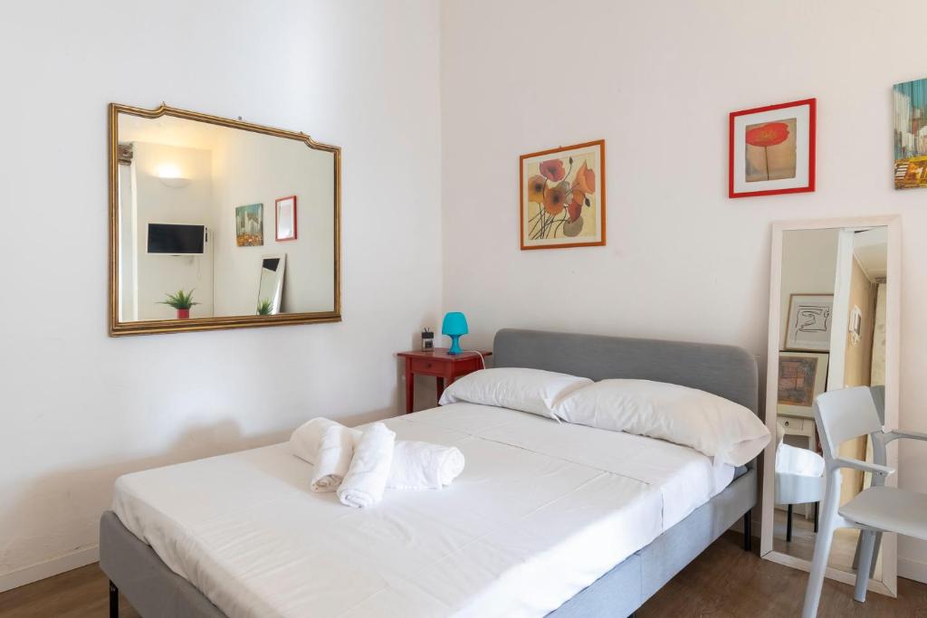 Uma cama ou camas num quarto em I Host Apartment - Carcano 26