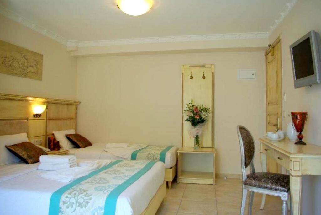 Postel nebo postele na pokoji v ubytování Parthenon Art Hotel