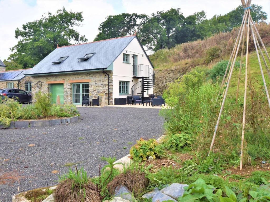 a cottage with a garden in front of it at 1 Bed in Launceston 86674 in North Petherwin