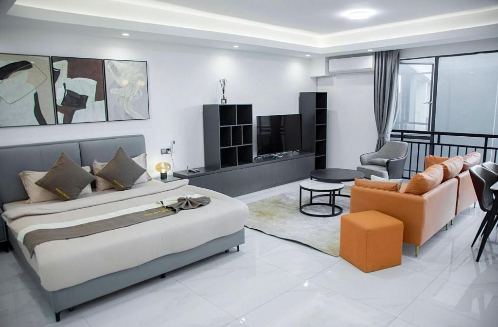 uma grande sala de estar com uma cama e um sofá em Studio Apartment in Kigali em Kigali