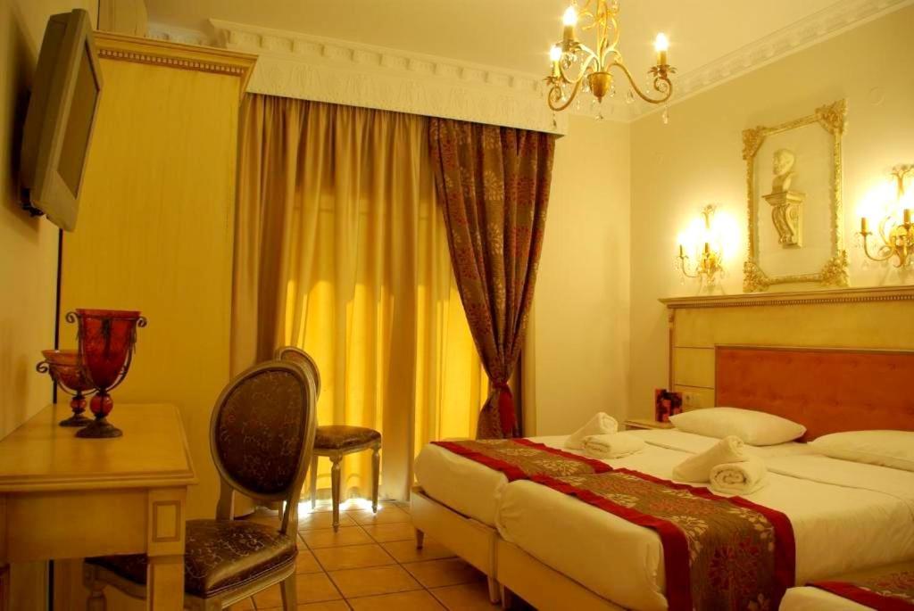 Postel nebo postele na pokoji v ubytování Parthenon Art Hotel