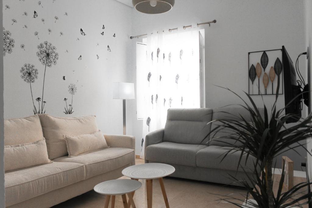 sala de estar con sofá y silla en MonKeys Apartments Lumbreras Deluxe en Sevilla