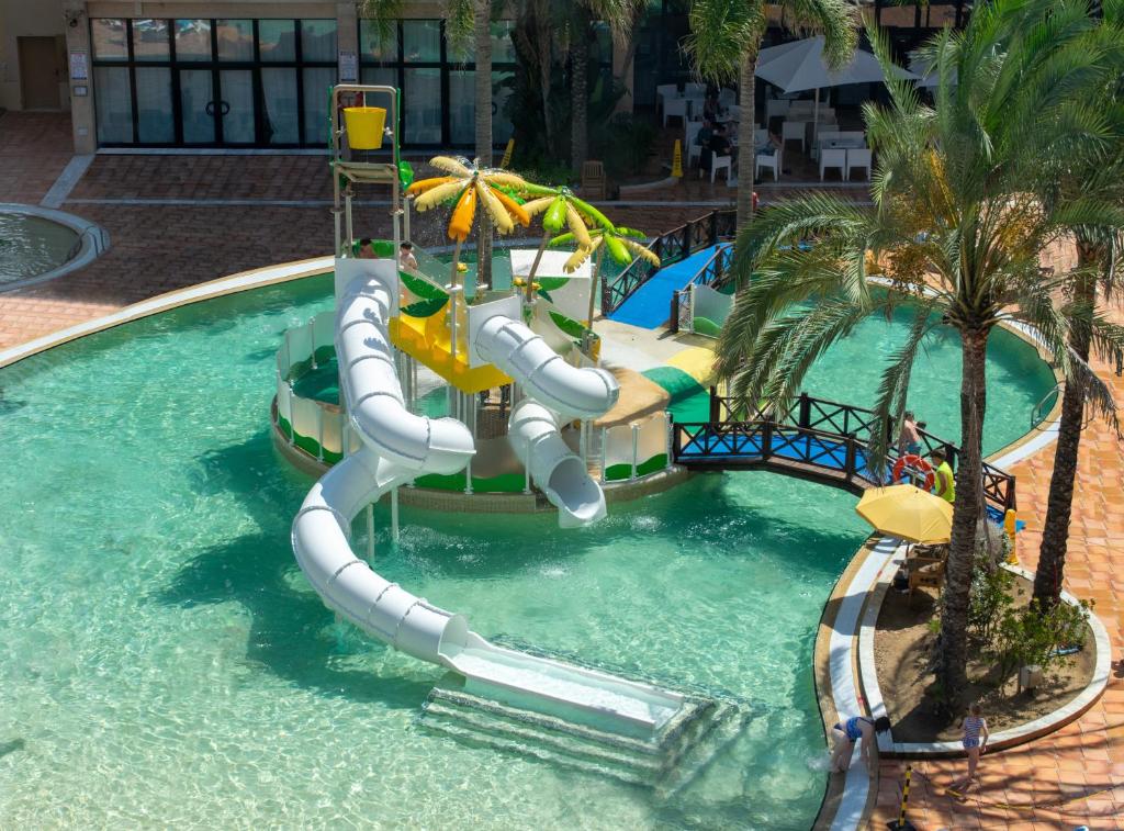 een waterglijbaan in een zwembad in een resort bij Estival Park Marena in La Pineda