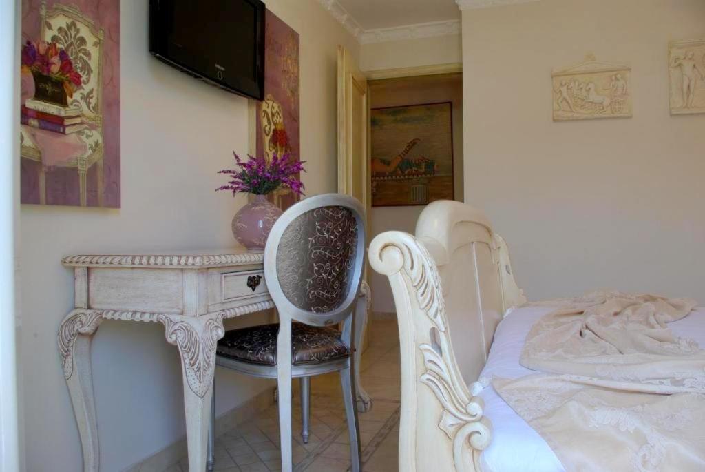 Postel nebo postele na pokoji v ubytování Parthenon Art Hotel