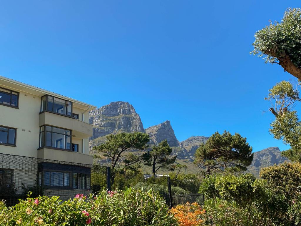 un edificio con montañas en el fondo en Sundrenched 2 bed 2 bath apartment + sea views en Ciudad del Cabo