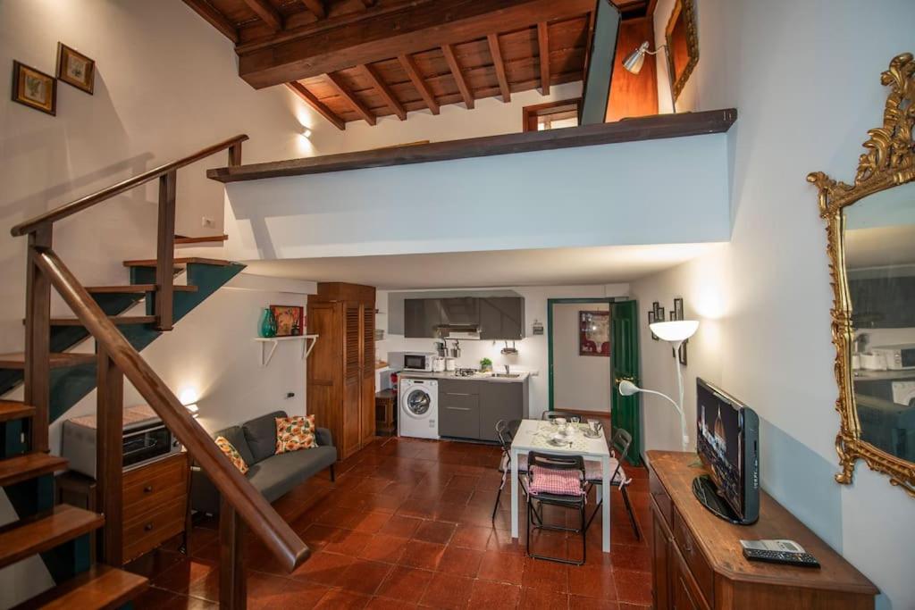 フィレンツェにあるMamo Florence - Borgo San Jacopo Apartmentのリビングルーム(リビングルームへ続く階段付)