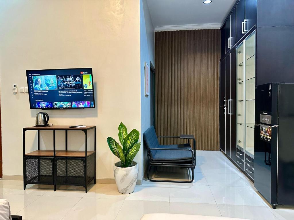 TV a/nebo společenská místnost v ubytování Cendhani Raras Gallery