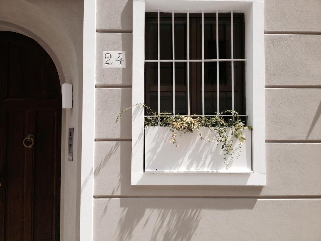 ein Fenster mit einem Blumenkasten auf einem Gebäude in der Unterkunft 2409 parma in Parma