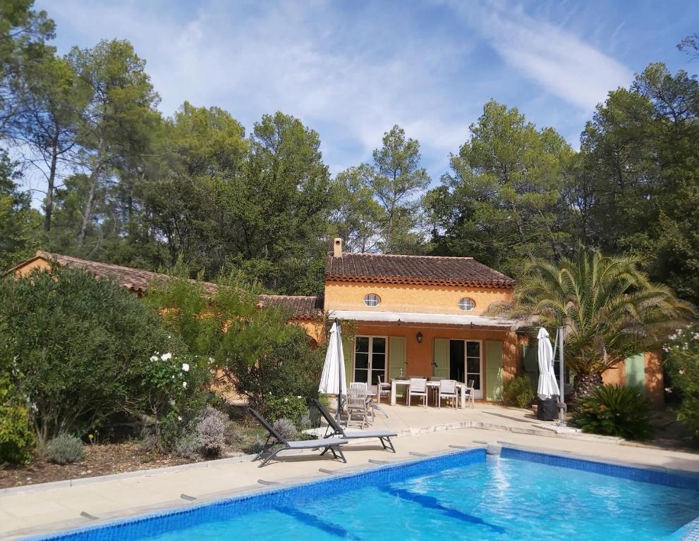 une villa avec une piscine et une maison dans l'établissement La Bastine, à Lorgues