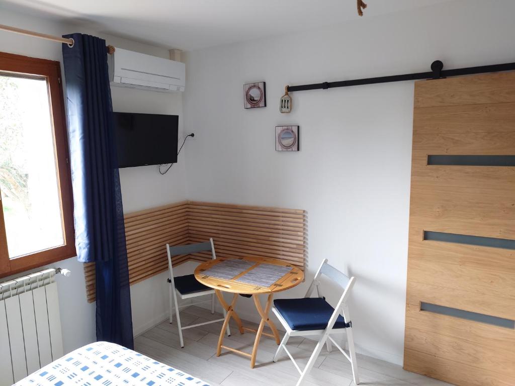Pokój ze stołem, 2 krzesłami i telewizorem w obiekcie Cigaléo, Chambre d'hôtes dans le Var w mieście Carnoules