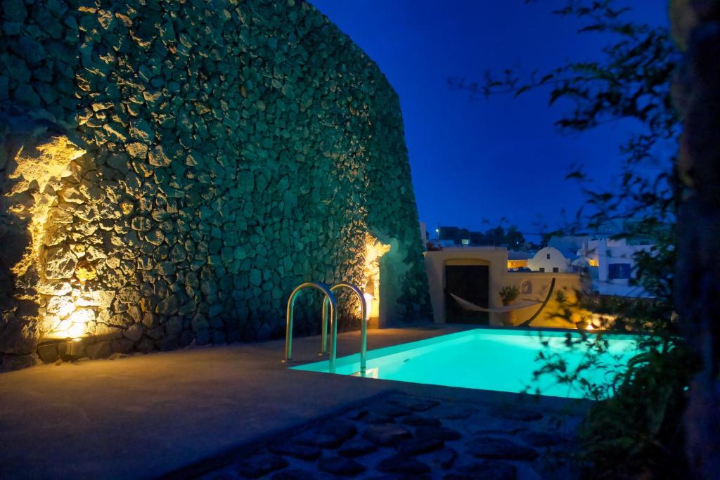 Basen w obiekcie Santorini Heritage Villas lub w pobliżu