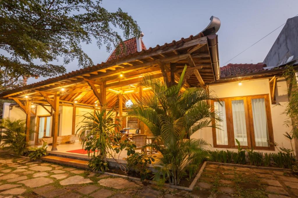 ein Haus mit einem Innenhof davor in der Unterkunft Pendopo Perwitasari in Timuran