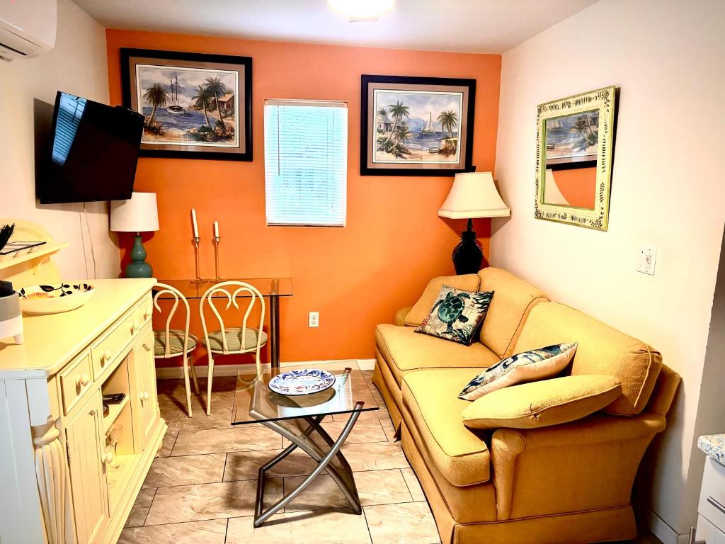 ~ Cozy In-law Apartment Close to Siesta Key ~ في ساراسوتا: غرفة معيشة مع أريكة وطاولة