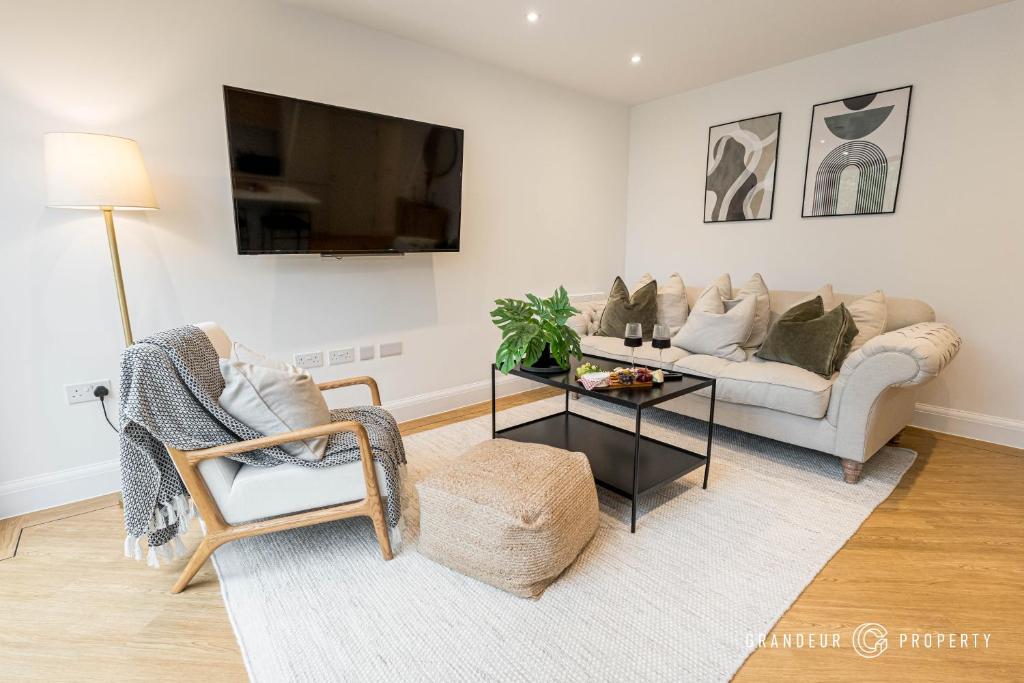 uma sala de estar com um sofá e uma mesa em NEW Elegant apartment, 2 bed, balcony, Poole - Aurora's Abode em Parkstone