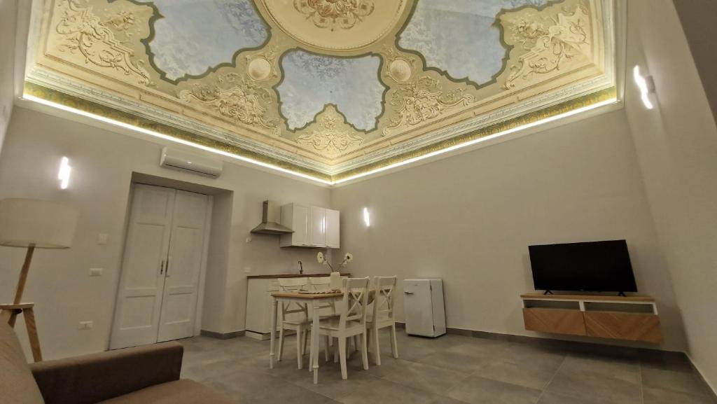 ein Wohnzimmer mit einem Tisch und einer Decke in der Unterkunft VG Apartments in Ercolano